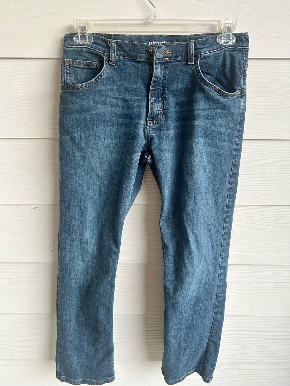 Wrangler Straight Leg Denim Jeans in Medium‎ Blue